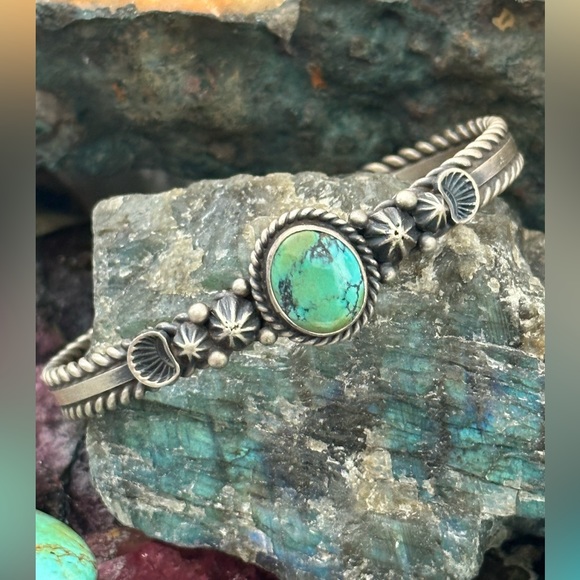 Vintage Navajo native turquoise sterling, silver southwestern cuff - Picture 6 of 12